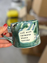 Кружка ручной работы Тата вытворяет/NF ceramics «Х** меня сломишь, жизнь хороша», зеленая, 500 мл, превью фото 1