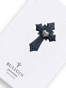 Брошь ручной работы Bulygin «Крест», фарфор, чёрно-серебристая