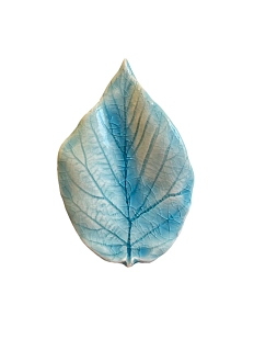 Брошь ручной работы КерамЕлКа Лист, светло-синяя, керамика