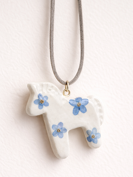 Подвеска ручной работы Счастливые истории «Лошадка» в незабудках, полимерная глина, фото 1.