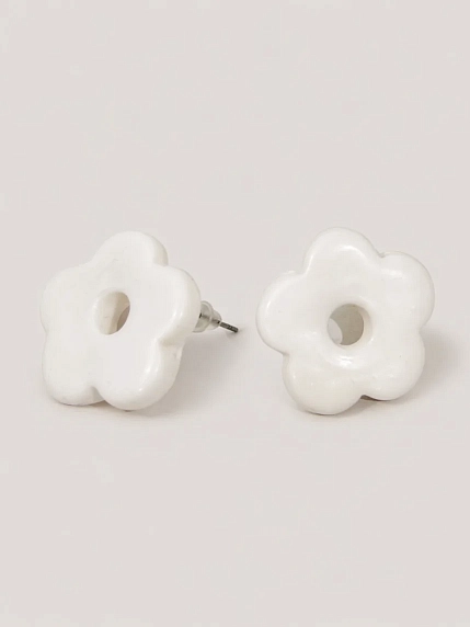 Серёжки-гвоздики Радость Рядом «Цветочки», полимерная глина, белые, фото 1.