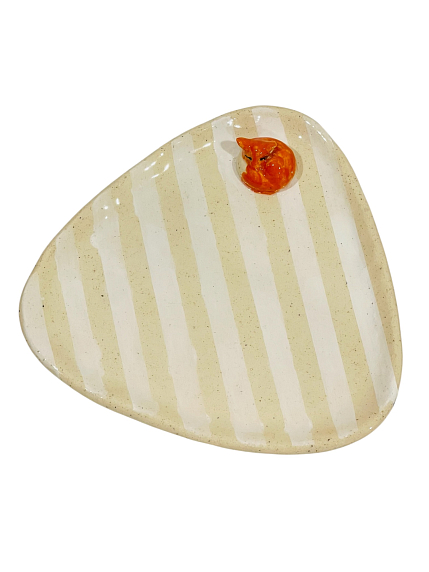 Тарелка ручной работы Спящая лисичка, в полоску, керамика, 18 см, фото 1.