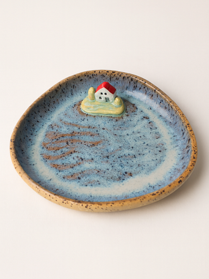 Тарелка с фигуркой внутри Голубое море, бежевая в крапинку, керамика, 14 см, фото 1.