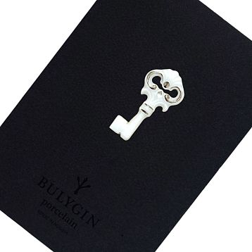 Брошь ручной работы Bulygin «Ключик», бело-серебристая, фарфор, фото 1.