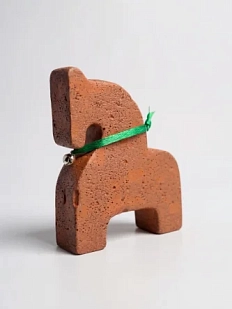 Бетонная статуэтка Легенда о розе «Лошадка», красная, 9 см