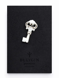 Брошь ручной работы Фарфор Булыгина «Ключик», бело-серебристая