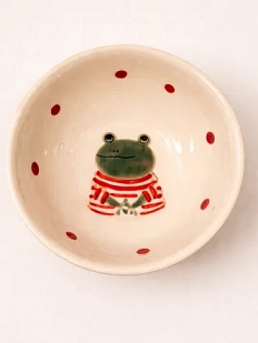 Тарелка глубокая ручной работы Ким керамика Лягушка в полосатом свитере, белая в красный горошек, фарфор, 12 см
