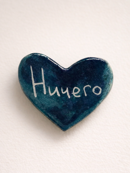 Брошь ручной работы Elizabeth Madar сердечко «Ничего», тёмно-синяя, керамика, фото 1.