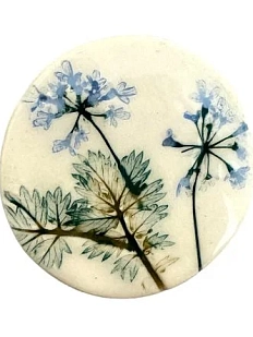 Брошь ручной работы Elizabeth Madar Оттиск трав, большой круг, голубой, керамика