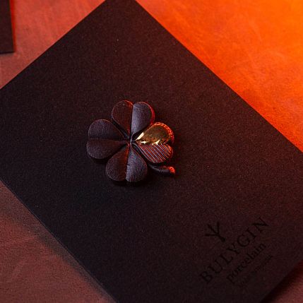 Брошь ручной работы Bulygin «Клевер», фарфор, чёрно-золотистая, фото 2.