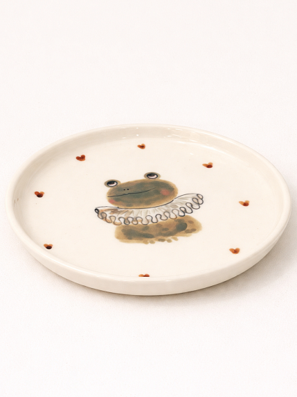 Тарелка ручной работы Ким керамика с бортиком Лягушка в жабо с сердечками, белая, фарфор, 14 см, фото 2.