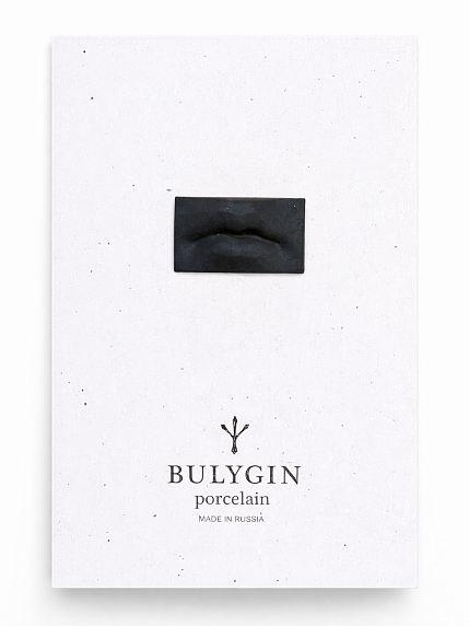 Брошь ручной работы Bulygin «Губы античные», чёрная, фарфор, фото 1.