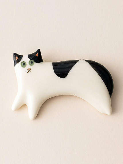 Брошь ручной работы «Лежащий бело-чёрный кот», фото 1.