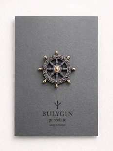Брошь ручной работы Фарфор Булыгина «Штурвал», черно-золотистая