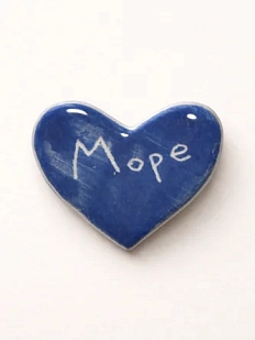 Брошь ручной работы Elizabeth Madar сердечко «Море», синяя, керамика