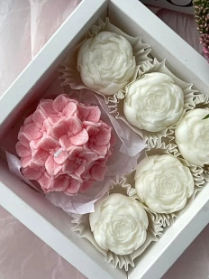 Подарочный набор со свечами «Гортензия и пионы»