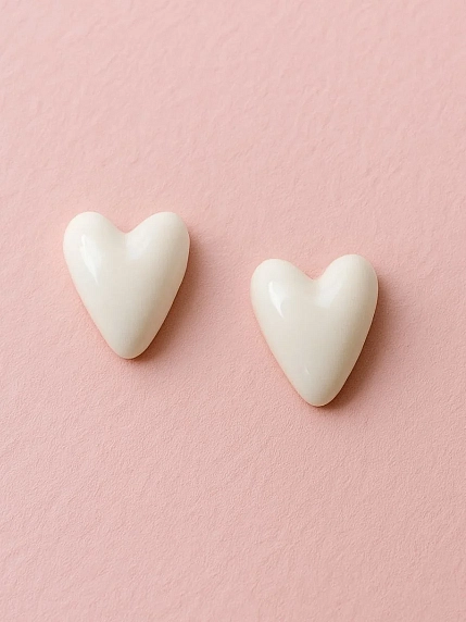 Серёжки-гвоздики Радость Рядом Сердечки, полимерная глина, белые, фото 2.