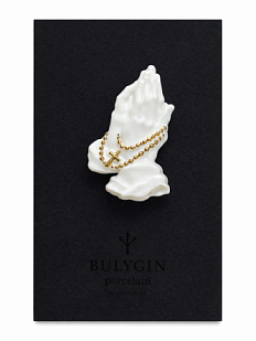 Брошь ручной работы Bulygin «Молитва», фарфор, бело-золотистая