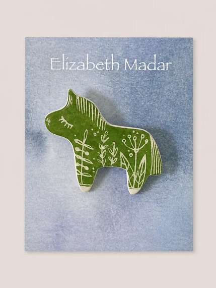 Брошь ручной работы Elizabeth Madar Лошадка и травы, зеленая, керамика, фото 1.