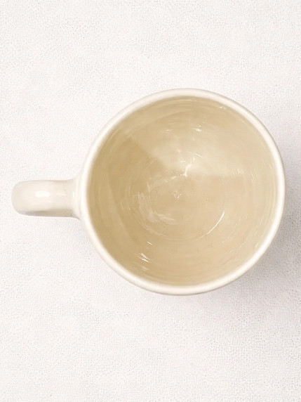 Кружка ручной работы НАДО ЖЕ с подвеской сердечком и росписью «Ёжик с подарком на санках», белая, керамика, 300 мл, фото 4.