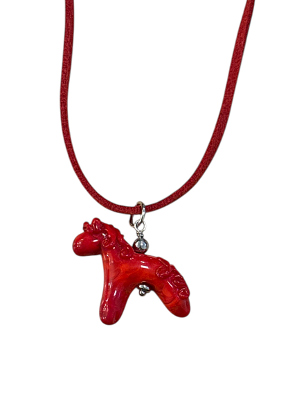 Подвеска ручной работы «Лошадка»‎, красная, родированная латунь, стекло, фото 1.