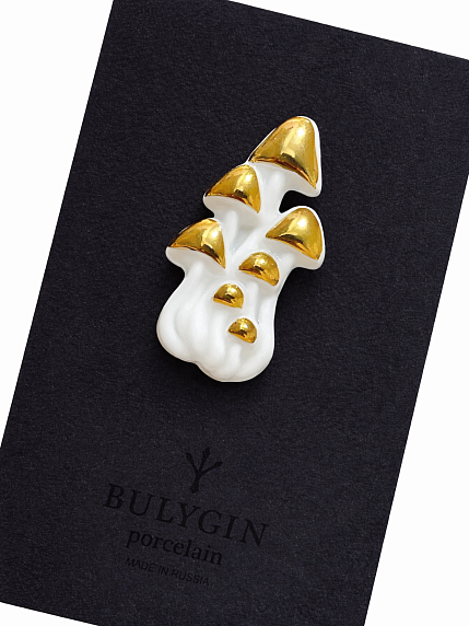 Брошь ручной работы Bulygin «Грибы», фарфор, бело-золотистая, фото 3.