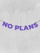 Гирлянда из фиолетовых букв «No plans»