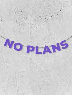 Гирлянда из фиолетовых букв «No plans»