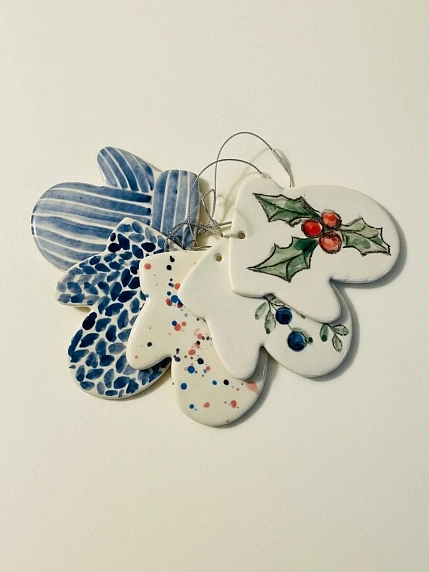 Ёлочная игрушка Верба керамика «Варежка», плоская, керамика, в ассортименте, фото 1.