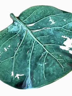 Тарелка ручной работы Керумбия в форме листа «Морской виноград», керамика