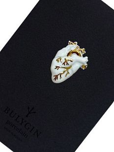 Брошь ручной работы Bulygin «Сердце», фарфор, бело-золотистая