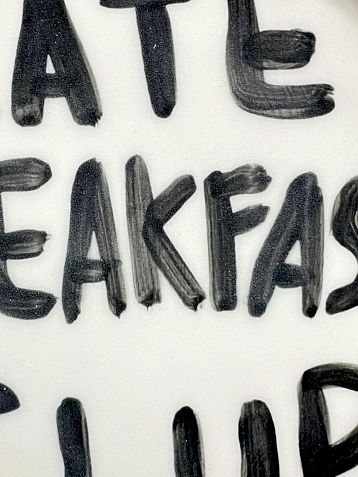 Тарелка ручной работы c надписью «Late breakfast club», керамика, 17 см, фото 2.