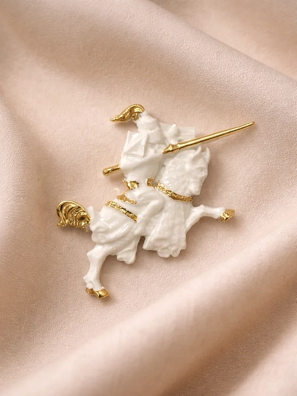 Брошь ручной работы Фарфор Булыгина «Рыцарь», бело-золотистая, фото 3.