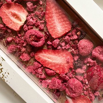 Шоколад молочный с клубникой, малиной и вишней, фото 2.