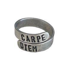 Кольцо металлическое «Carpe Diem/Лови момент» 17/19