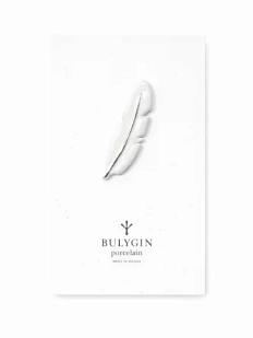 Брошь ручной работы Фарфор Булыгина «Перо», бело-серебристая