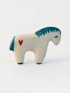 Брошь ручной работы Elizabeth Madar Лошадка с сердечком, объемная, керамика