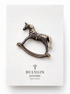 Брошь ручной работы Фарфор Булыгина «Лошадка», чёрно-серебристая