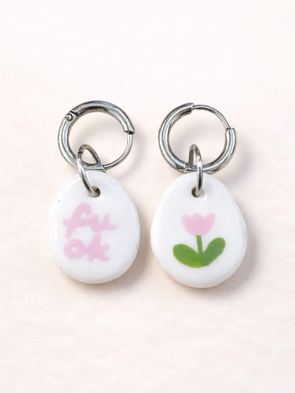 Серьги-конго Радость Рядом «F*ck и цветочек», полимерная глина, белые, фото 1.