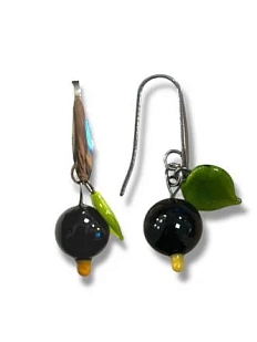 Серьги-гвоздики Керко чёрная смородина с листиком, стекло