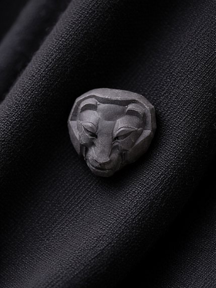 Брошь ручной работы Bulygin «Львица» чёрная, фарфор, фото 3.