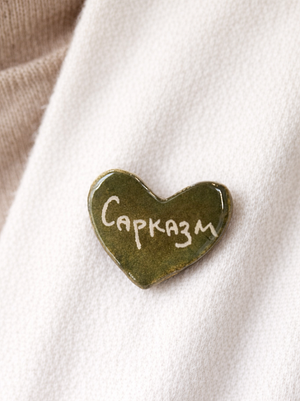 Брошь ручной работы сердечко «Сарказм», хаки, керамика, фото 2.