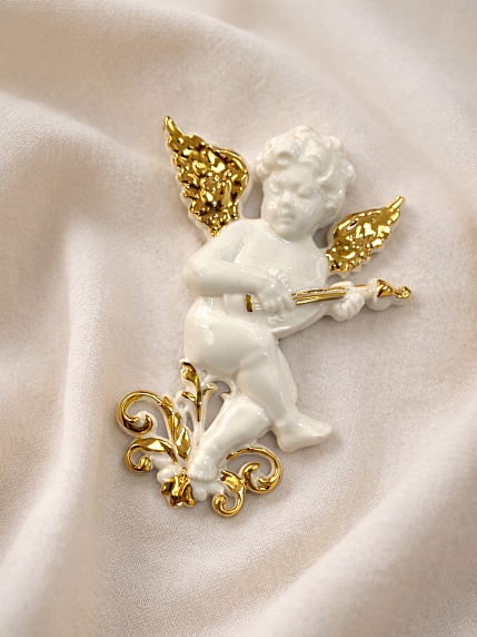 Брошь ручной работы Bulygin «Купидон с лютней», фарфор, бело-золотистая, фото 2.