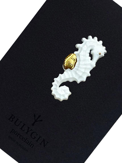 Брошь ручной работы Bulygin «Морской конёк», фарфор, бело-золотистая, фото 3.