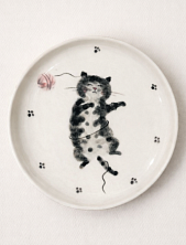 Тарелка ручной работы Ким керамика с бортиком Чёрный кот с клубочком, белая, фарфор, 14 см