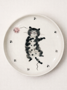 Тарелка ручной работы Ким керамика с бортиком Чёрный кот с клубочком, белая, фарфор, 14 см
