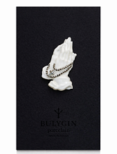 Брошь ручной работы Фарфор Булыгина «Молитва», бело-серебристая