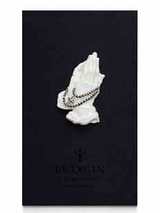 Брошь ручной работы Bulygin «Молитва», бело-серебристая, фарфор