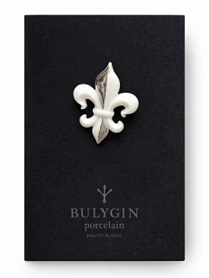 Брошь ручной работы Фарфор Булыгина «Геральдическая лилия», бело-серебристая