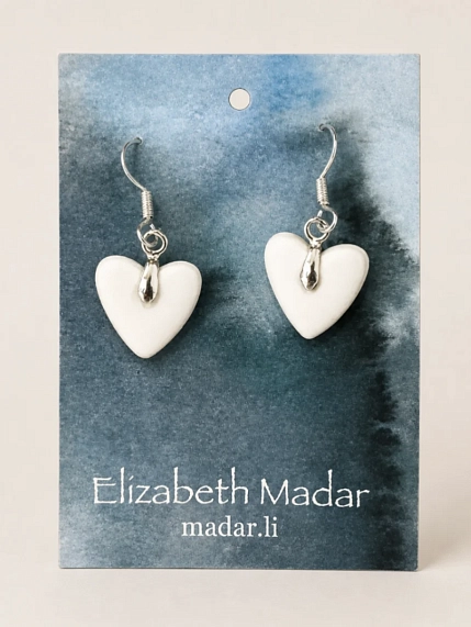 Серьги Elizabeth Madar в форме сердечек с серебряной фурнитурой, керамика, белые, фото 2.